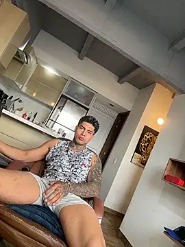 Snapshot of Dominiofit chatting on 12.21.25 Dominiofit online show from 12.21.25