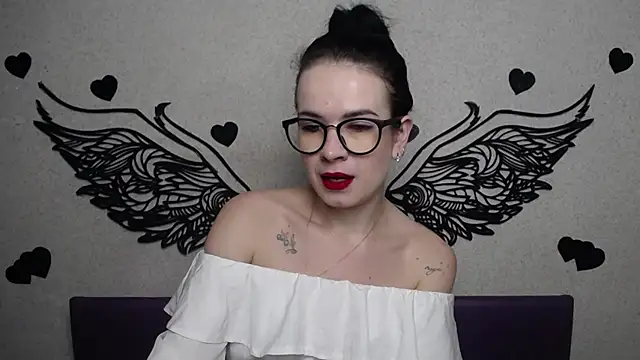 Snapshot of JasmineKouch chatting on 10.16.25 JasmineKouch online show from 10.16.25