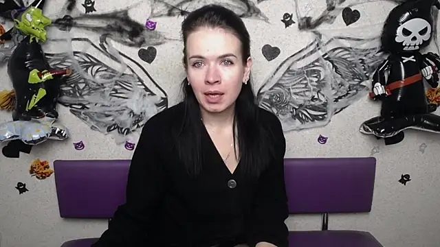 Snapshot of JasmineKouch chatting on 10.18.25 JasmineKouch online show from 10.18.25