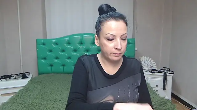 Snapshot of ElizabethSho chatting on 12.08.24 ElizabethSho online show from 12.08.24