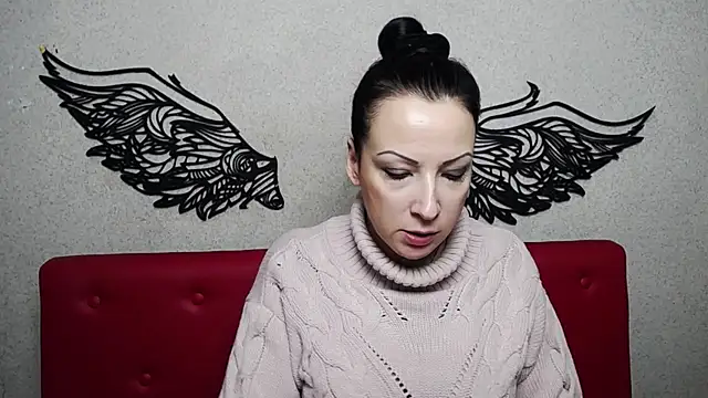 Snapshot of ElizabethSho chatting on 02.10.25 ElizabethSho online show from 02.10.25