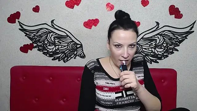 Snapshot of ElizabethSho chatting on 03.06.25 ElizabethSho online show from 03.06.25