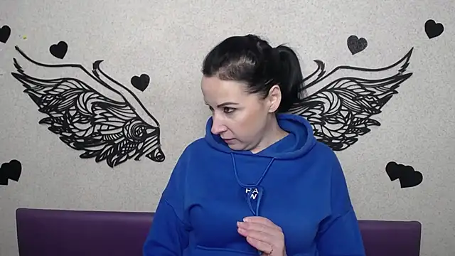 Snapshot of ElizabethSho chatting on 11.19.25 ElizabethSho online show from 11.19.25