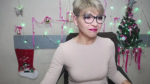 Snapshot of EllaBonito chatting on 01.12.25 EllaBonito online show from 01.12.25