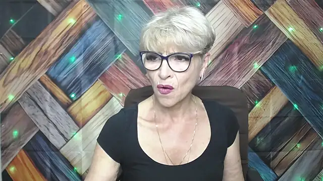 Snapshot of EllaBonito chatting on 09.15.25 EllaBonito online show from 09.15.25