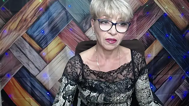 Snapshot of EllaBonito chatting on 09.28.25 EllaBonito online show from 09.28.25