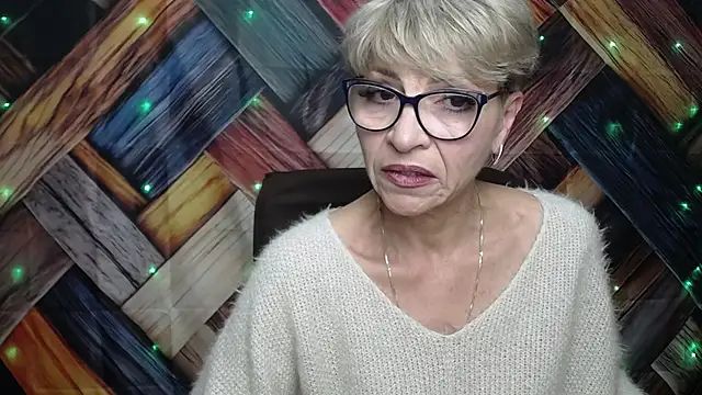 Snapshot of EllaBonito chatting on 10.03.25 EllaBonito online show from 10.03.25