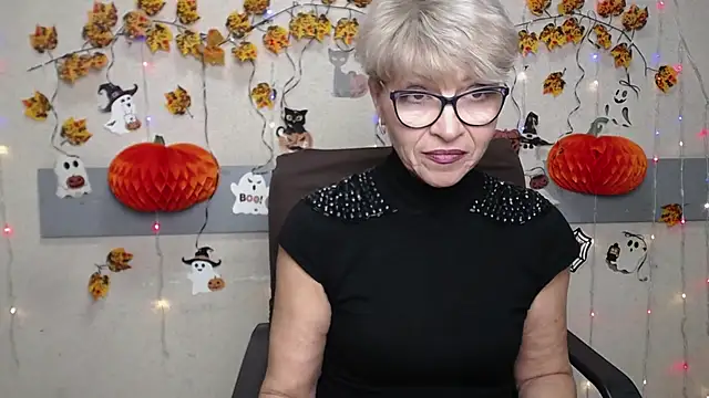 Snapshot of EllaBonito chatting on 10.22.25 EllaBonito online show from 10.22.25