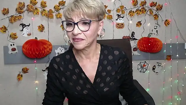 Snapshot of EllaBonito chatting on 10.26.25 EllaBonito online show from 10.26.25