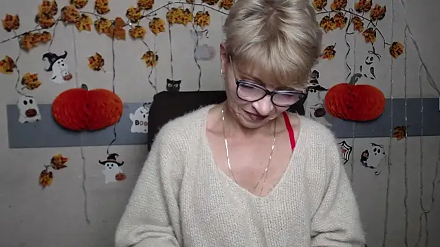 Snapshot of EllaBonito chatting on 10.30.25 EllaBonito online show from 10.30.25