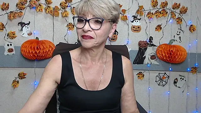 Snapshot of EllaBonito chatting on 11.18.25 EllaBonito online show from 11.18.25