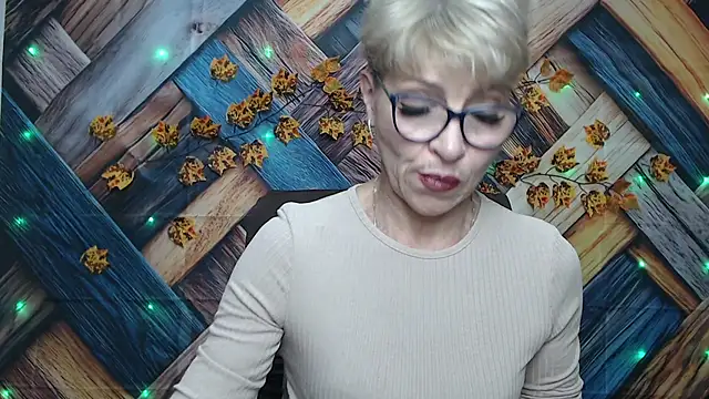 Snapshot of EllaBonito chatting on 12.01.25 EllaBonito online show from 12.01.25