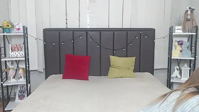 LauraHlot online show from 10.14.25