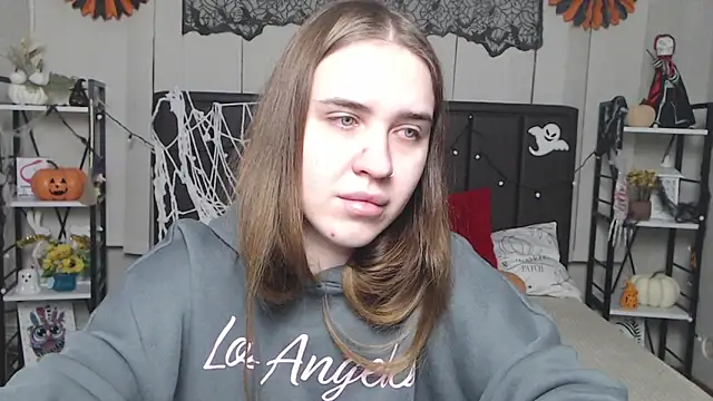 LauraHlot online show from 11.15.25