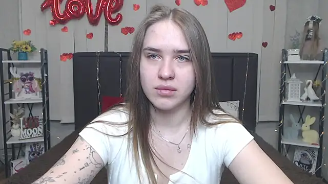 Snapshot of LauraHlot chatting on 05.19.26 LauraHlot online show from 05.19.26
