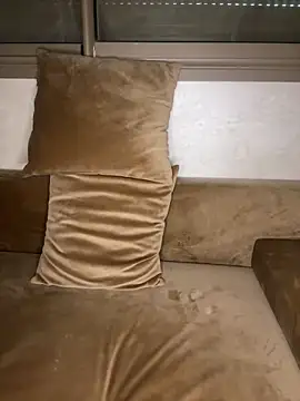 Snapshot of RachaCharmouta chatting on 01.11.25 RachaCharmouta online show from 01.11.25