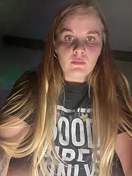 Snapshot of QueenBee2014 chatting on 02.11.25 QueenBee2014 online show from 02.11.25