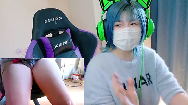 Snapshot of hazuki_8008 chatting on 11.17.25 hazuki 8008 online show from 11.17.25