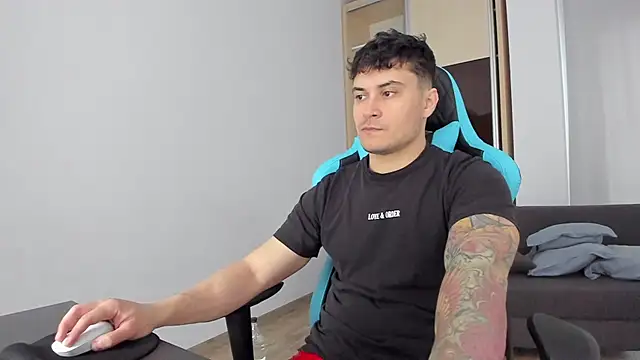 Snapshot of MatMalonne chatting on 02.04.25 MatMalonne online show from 02.04.25