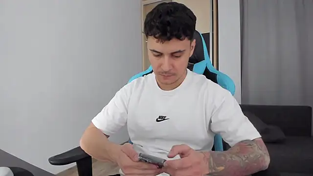 Snapshot of MatMalonne chatting on 02.14.25 MatMalonne online show from 02.14.25