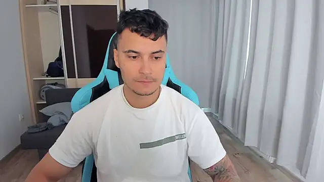 Snapshot of MatMalonne chatting on 10.01.25 MatMalonne online show from 10.01.25