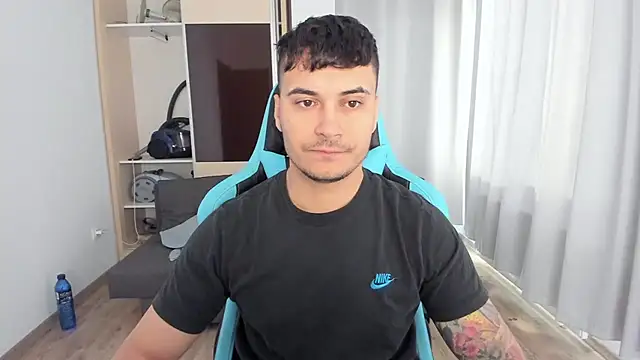 Snapshot of MatMalonne chatting on 11.26.25 MatMalonne online show from 11.26.25