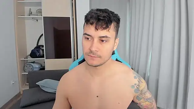 Snapshot of MatMalonne chatting on 12.04.25 MatMalonne online show from 12.04.25