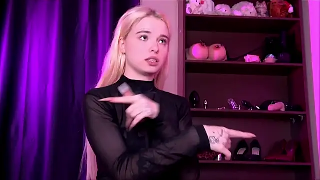 Snapshot of MisssLola chatting on 01.05.25 MisssLola online show from 01.05.25