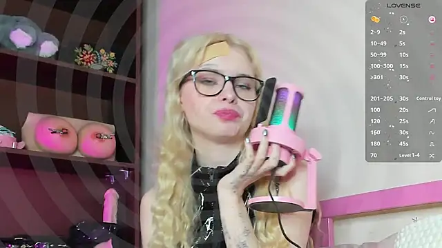 Snapshot of MisssLola chatting on 02.14.25 MisssLola online show from 02.14.25