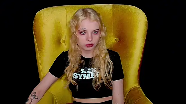 Snapshot of MisssLola chatting on 09.15.25 MisssLola online show from 09.15.25