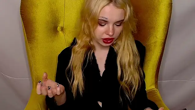 Snapshot of MisssLola chatting on 10.21.25 MisssLola online show from 10.21.25