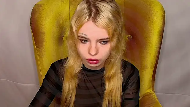 Snapshot of MisssLola chatting on 10.26.25 MisssLola online show from 10.26.25