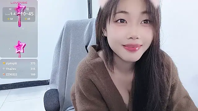 Snapshot of Lvy--v chatting on 12.10.24 Lvy--v online show from 12.10.24