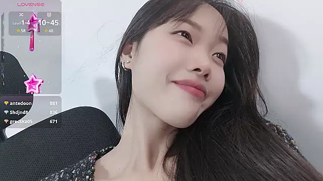 Snapshot of Lvy--v chatting on 12.29.24 Lvy--v online show from 12.29.24