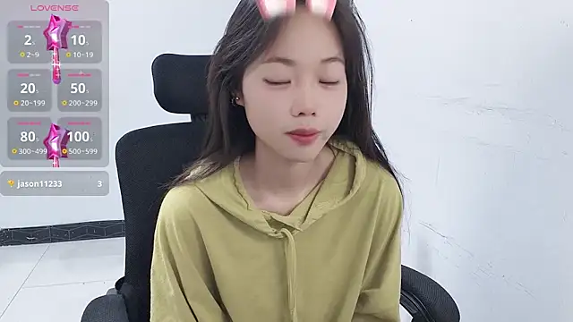 Snapshot of Lvy--v chatting on 01.08.25 Lvy--v online show from 01.08.25