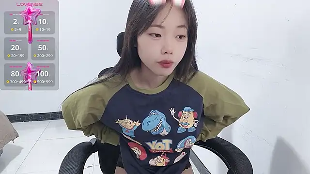 Snapshot of Lvy--v chatting on 01.14.25 Lvy--v online show from 01.14.25