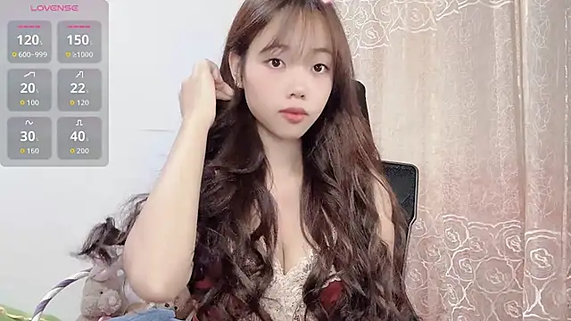 Snapshot of Lvy--v chatting on 11.29.25 Lvy--v online show from 11.29.25