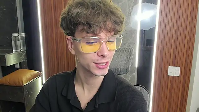 Snapshot of calvin_love_you chatting on 04.26.26 calvin love you online show from 04.26.26