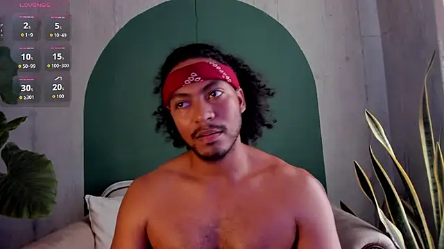 Snapshot of noah_jones__ chatting on 12.04.25 noah jones online show from 12.04.25