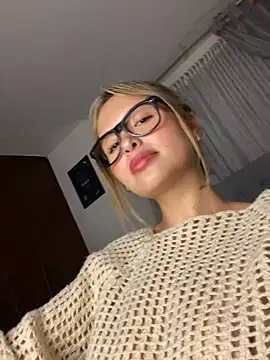 Snapshot of Odett_ chatting on 03.17.25 Odett online show from 03.17.25