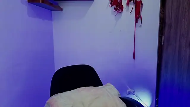 Snapshot of avans_15 chatting on 11.30.25 avans 15 online show from 11.30.25