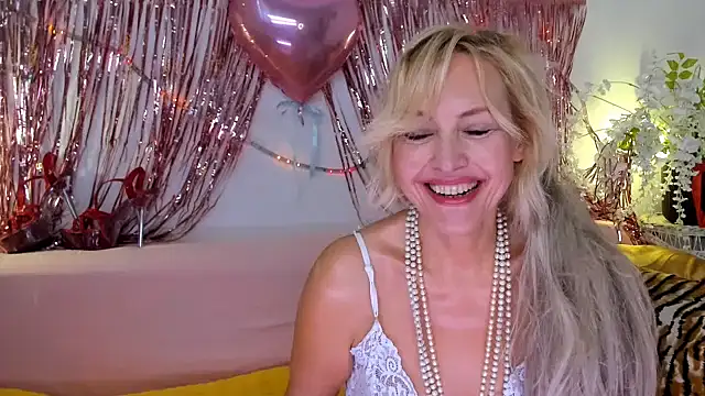 Snapshot of KelliRaid chatting on 02.17.25 KelliRaid online show from 02.17.25