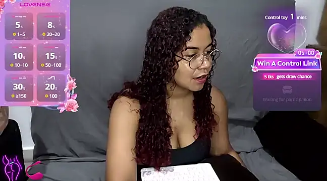 Snapshot of VitoriaFernandes chatting on 01.12.25 VitoriaFernandes online show from 01.12.25