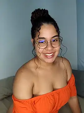 Snapshot of VitoriaFernandes chatting on 03.04.25 VitoriaFernandes online show from 03.04.25