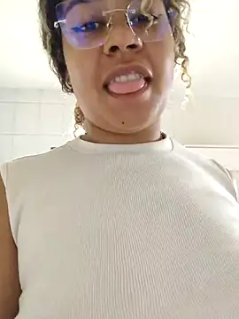 Snapshot of VitoriaFernandes chatting on 11.16.25 VitoriaFernandes online show from 11.16.25