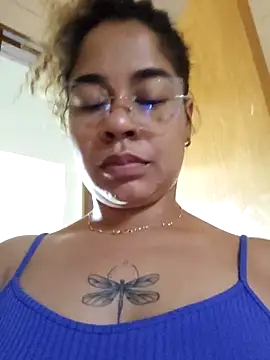 Snapshot of VitoriaFernandes chatting on 11.19.25 VitoriaFernandes online show from 11.19.25