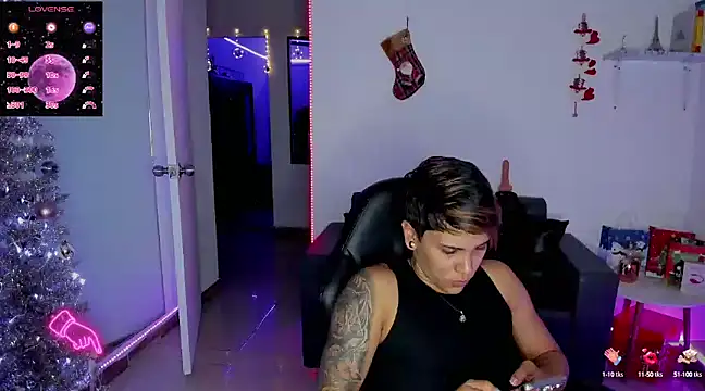 Snapshot of ZhoeStrong chatting on 12.17.24 ZhoeStrong online show from 12.17.24