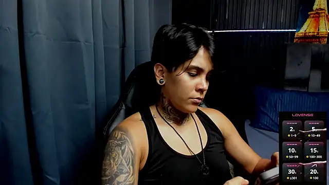 Snapshot of ZhoeStrong chatting on 11.02.25 ZhoeStrong online show from 11.02.25