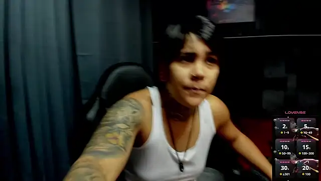 Snapshot of ZhoeStrong chatting on 11.23.25 ZhoeStrong online show from 11.23.25