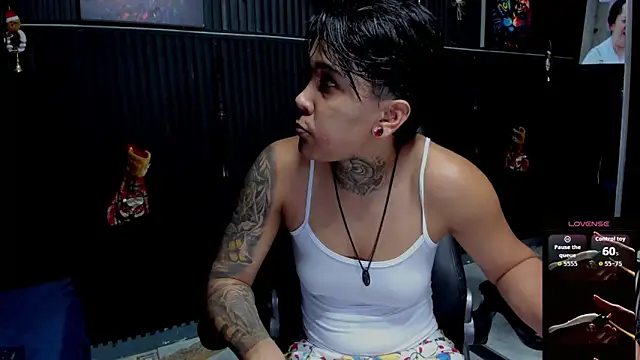 Snapshot of ZhoeStrong chatting on 12.02.25 ZhoeStrong online show from 12.02.25